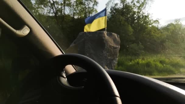 Bandera Ucrania Está Desarrollando Vista Del Viento Desde Suv — Vídeo de stock