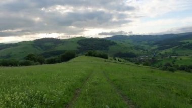 SUV yazın Karpatlar 'da seyahat eder.