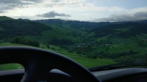 越野车在夏天旅行喀尔巴阡山脉 — 图库视频影像