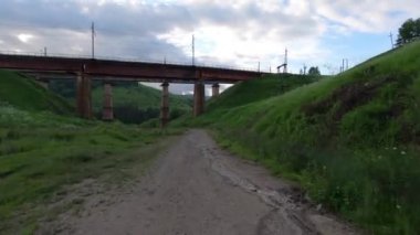 SUV yazın Karpatlar 'da seyahat eder.