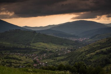 Yazın Karpat Dağları 'nın manzaraları