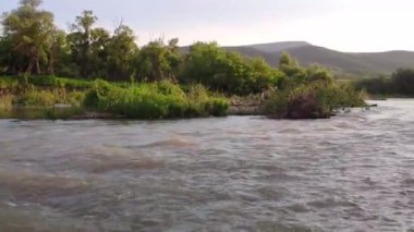 Karpat Dağları 'nda akan dağ nehri