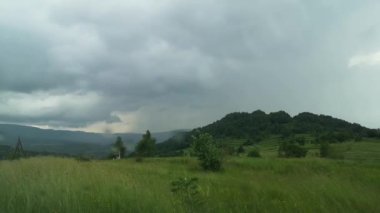 Karpatya dağlarında yaz fırtınası