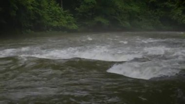Fırtınadan sonra sislerin arasında akan dağ nehri.