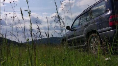 SUV yazın Karpatlar 'da seyahat eder.