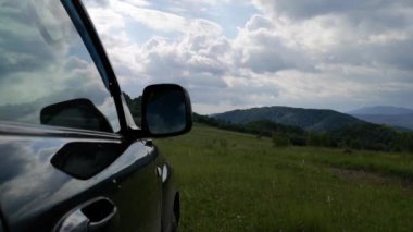 SUV yazın Karpatlar 'da seyahat eder.