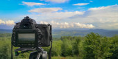 Fotoaparát fotografování krajiny údolí v Karpat