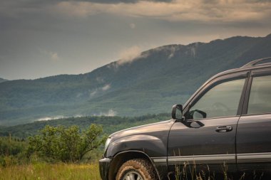 SUV yazın Karpatlar 'da seyahat eder.