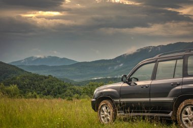 SUV yazın Karpatlar 'da seyahat eder.
