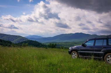 SUV yazın Karpatlar 'da seyahat eder.
