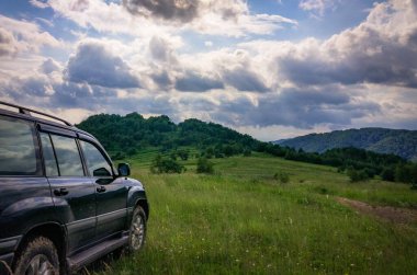 SUV yazın Karpatlar 'da seyahat eder.