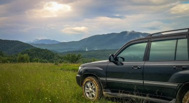 SUV yazın Karpatlar 'da seyahat eder.