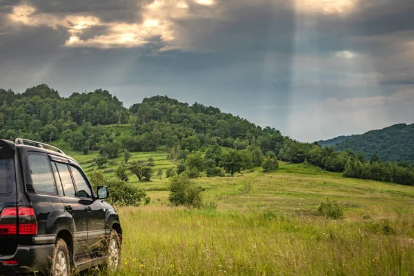 Suv Fährt Den Sommerkarpaten — Stockfoto