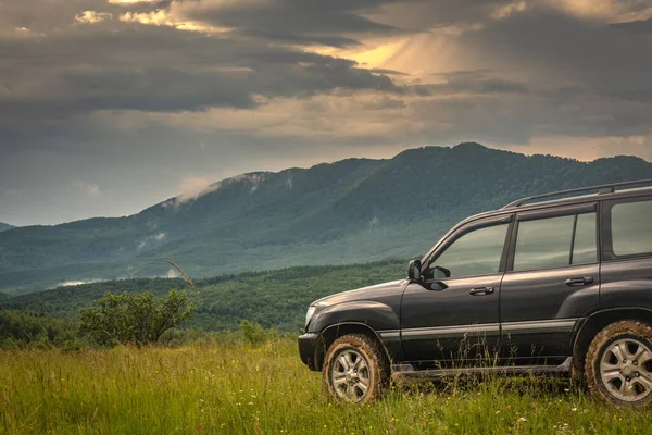 SUV yazın Karpatlar 'da seyahat eder.