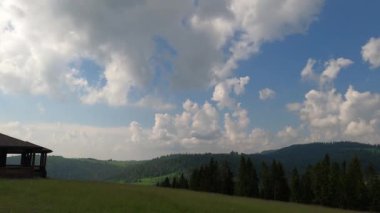 Karpatlar 'daki Borzhava dağ sırasının manzaralı zaman atlamalı yaz manzarası 