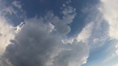 Gök gürültülü bulutlar gökyüzünde süzülür