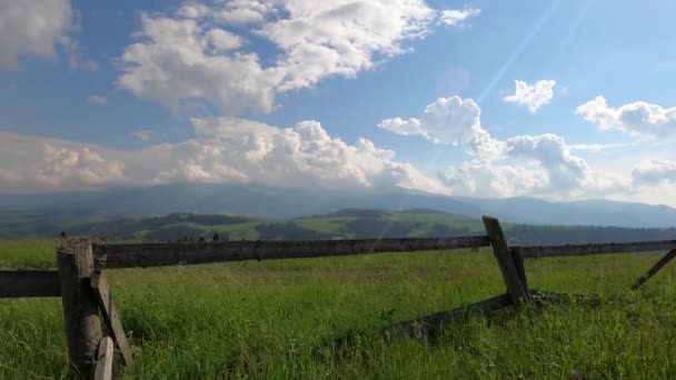 Paysage estival avec vue sur la chaîne de montagnes Borzhava dans les Carpates 