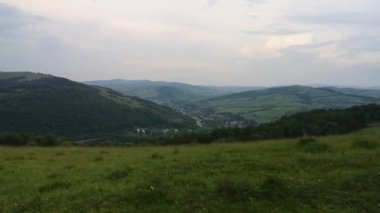 SUV yazın Karpatlar 'da seyahat eder.