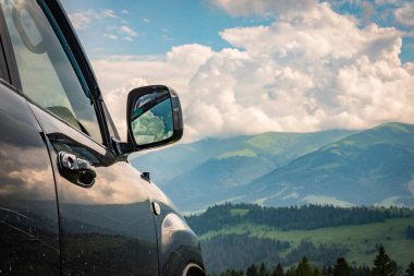 SUV yazın Karpatlar 'da seyahat eder.
