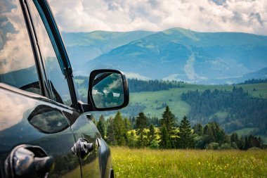 SUV yazın Karpatlar 'da seyahat eder.