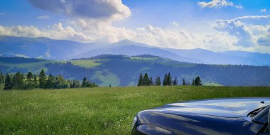 SUV yazın Karpatlar 'da seyahat eder.