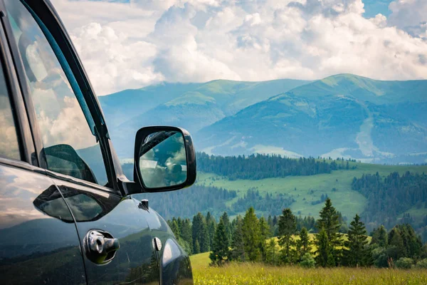 Suv Fährt Den Sommerkarpaten — Stockfoto