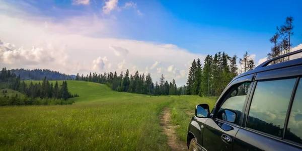 Suv Fährt Den Sommerkarpaten — Stockfoto