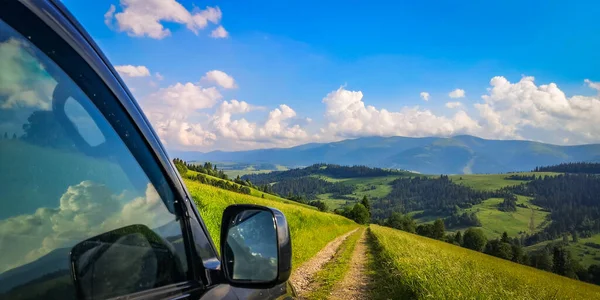 Suv Podróżuje Latem Karpaty — Zdjęcie stockowe