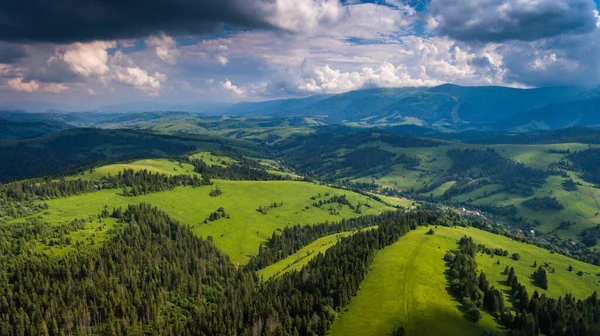 Fotografia Lotnicza Letniego Krajobrazu Widokiem Pasmo Górskie Borzhava Karpatach — Zdjęcie stockowe
