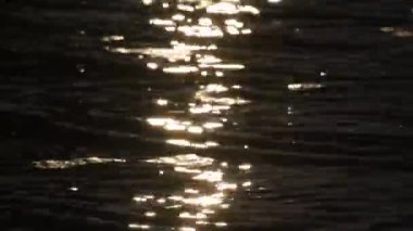 Güneş ışığı, köpük ve suyun akışı.