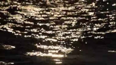 Güneş ışığı, köpük ve suyun akışı.