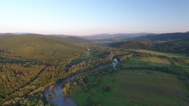 Bir nehir yatağının havadan çekilmiş görüntüsü.