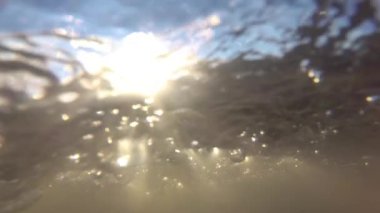 Güneş diskinin etrafını saran ve bir dağ nehrindeki suyun hızlı hareketinden geçen ışınlar.