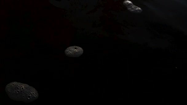 Le jeu de la lumière du soleil, de la mousse et du flux d'eau