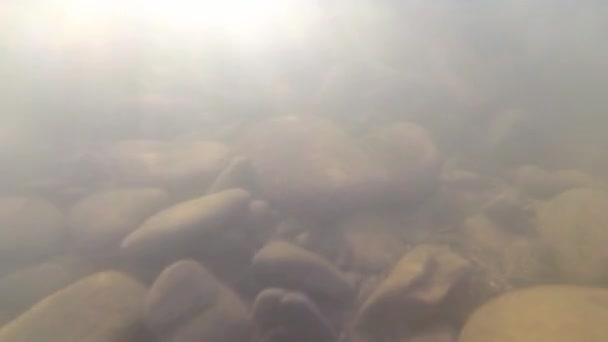 山の川の水の急速な動きを介して太陽のディスクと光線の輪郭 — ストック動画