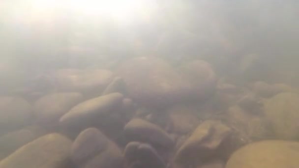 Contour du disque solaire et des rayons grâce au mouvement rapide de l'eau dans une rivière de montagne