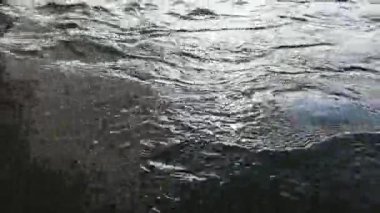 Bir dağ nehrinin hızlı akışı ve girdapları