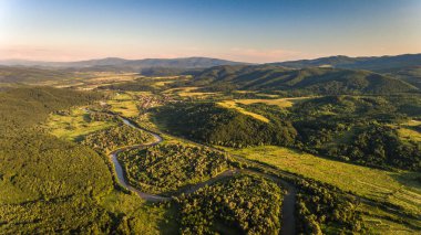 Bir nehir yatağının havadan çekilmiş görüntüsü.