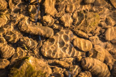 Bir dağ nehrinin dibinin güzel dokusu