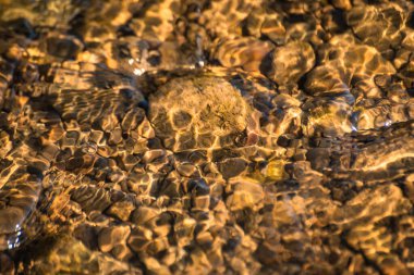 Bir dağ nehrinin dibinin güzel dokusu