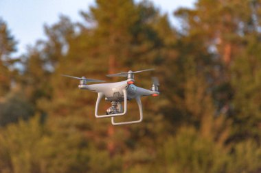 Gün batımında insansız hava aracı