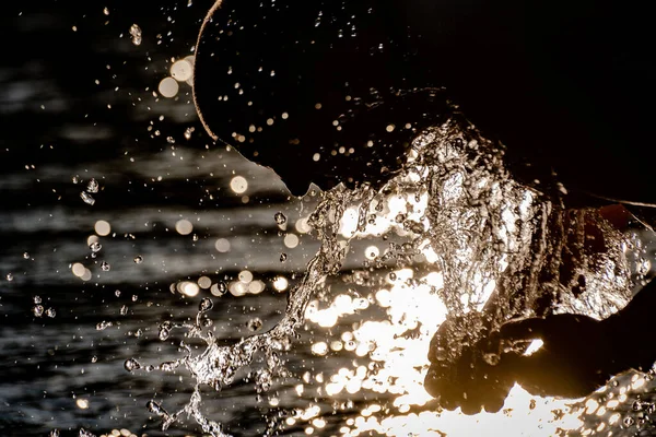 Ein Mann Wäscht Flusswasser — Stockfoto