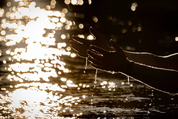 男が川の水を洗い — ストック写真