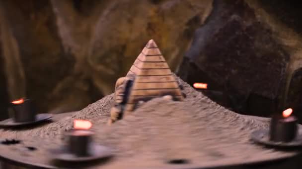 Stilleven Met Brandende Kaarsen Oude Egyptische Symbolen — Stockvideo