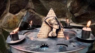 Yanan mumlar ve eski Mısır sembolleriyle dolu bir hayat.