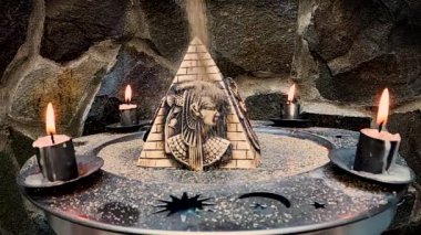 Yanan mumlar ve eski Mısır sembolleriyle dolu bir hayat.