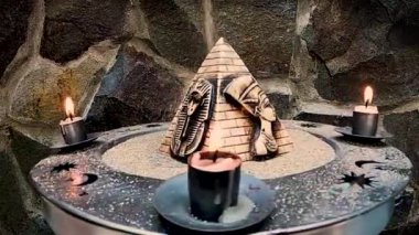 Yanan mumlar ve eski Mısır sembolleriyle dolu bir hayat.