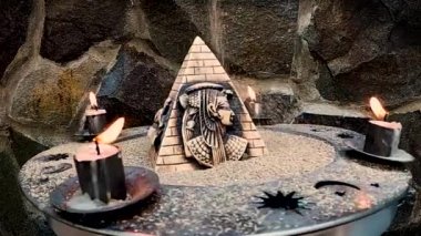 Yanan mumlar ve eski Mısır sembolleriyle dolu bir hayat.