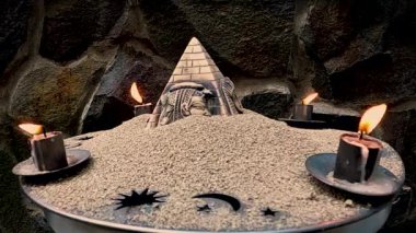 Yanan mumlar ve eski Mısır sembolleriyle dolu bir hayat.