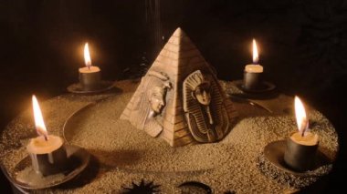 Yanan mumlar ve eski Mısır sembolleriyle dolu bir hayat.